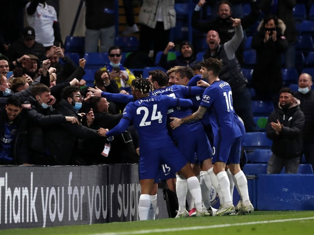 Die Chelsea-Spieler bejubeln den Führungstreffer gemeinsam mit ihren Fans.