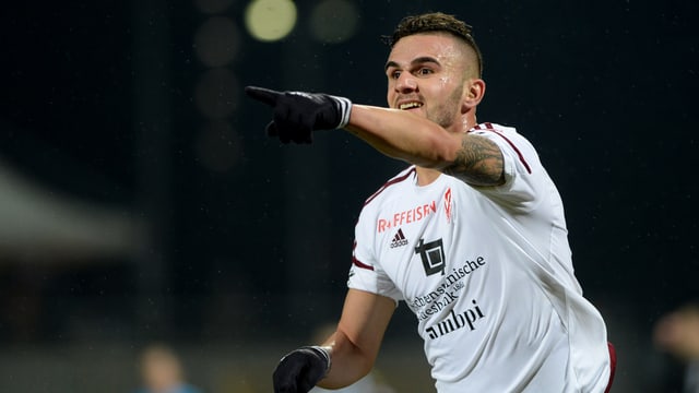 Armando Sadiku jubelt. Armando Sadiku jubelt.