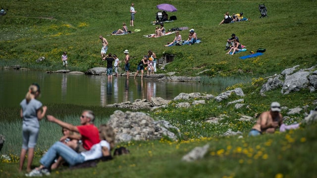 Wanderer sitzen um einen Bergesee. Wanderer sitzen um einen Bergesee.