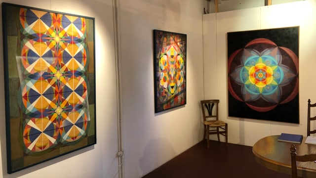 Ausstellungsraum mit drei Bildern Ausstellungsraum mit drei Bildern