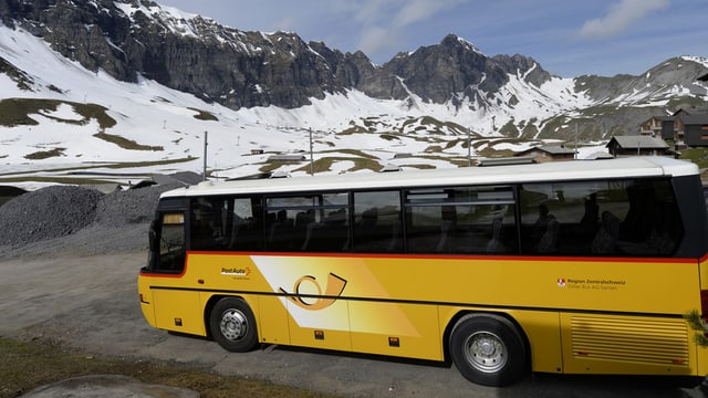Ein Postauto wartet auf die Abfahrt auf der Melchsee-Frutt im Kanton Obwalden. (keystone) Ein Postauto wartet auf die Abfahrt auf der Melchsee-Frutt im Kanton Obwalden. (keystone)