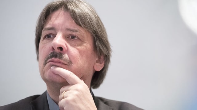 Paul Rechsteiner – politicher ed anteriur sindicalist – enconsucha bain il dretg da chauma e dretg da lavur. Paul Rechsteiner – politicher ed anteriur sindicalist – enconsucha bain il dretg da chauma e dretg da lavur.