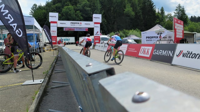 Leere Banden neben der Zieleinfahrt am Bikerennen Leere Banden neben der Zieleinfahrt am Bikerennen