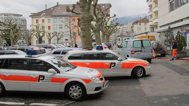 Polizeiautos vor Gerichtsgebäude Polizeiautos vor Gerichtsgebäude