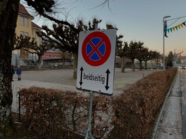 Verbotstafel vor dem Schulhaus Dorf Verbotstafel vor dem Schulhaus Dorf