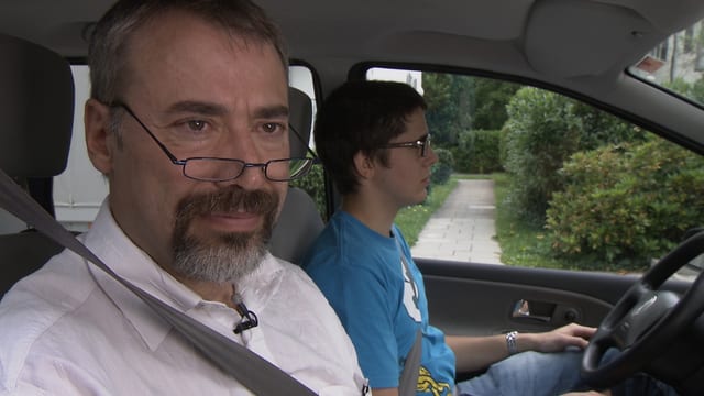 R.G. und sein Sohn ärgern sich über die sinnlose Versicherung R.G. und sein Sohn ärgern sich über die sinnlose Versicherung