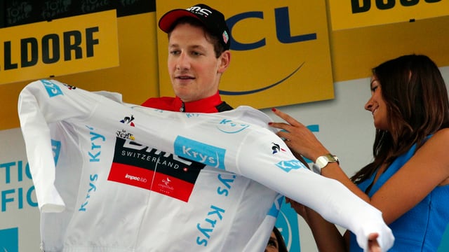 Stefan Küng wird nach dem Auftaktzeitfahren in Düsseldorf ins weisse Trikot des besten Jungprofis eingekleidet. Stefan Küng wird nach dem Auftaktzeitfahren in Düsseldorf ins weisse Trikot des besten Jungprofis eingekleidet.