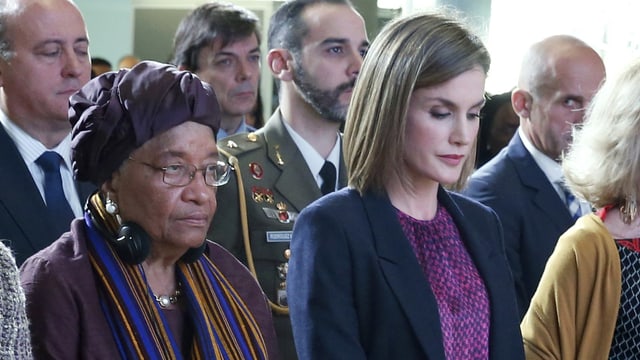 Königin Letizia (2.v.r.) und die liberische Staatspräsidentin Ellen Johnson-Sirleaf (3.v.l.) gedenken der Opfer von Paris. Königin Letizia (2.v.r.) und die liberische Staatspräsidentin Ellen Johnson-Sirleaf (3.v.l.) gedenken der Opfer von Paris.
