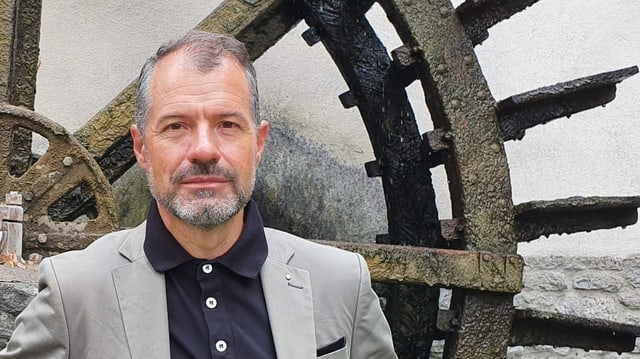 Urs Wälchli, Präsident der Gesellschaft zur Schlossmühle Aarau, vor dem Wasserrad. Urs Wälchli, Präsident der Gesellschaft zur Schlossmühle Aarau, vor dem Wasserrad.