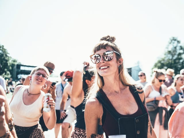 Festival-Besucherin mit Bier.