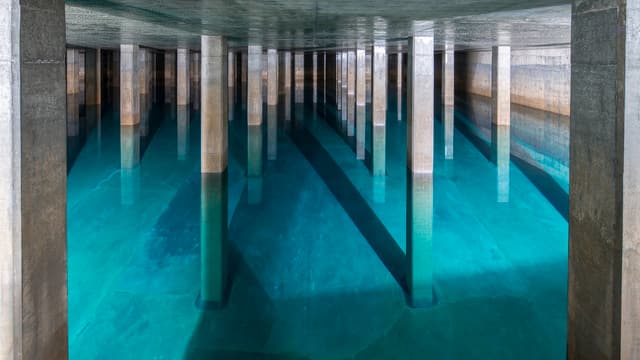 Sauberes Wasser in einem grossen betonierten Raum Sauberes Wasser in einem grossen betonierten Raum