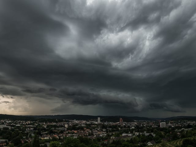 Dunkle Wolken über der Stadt.