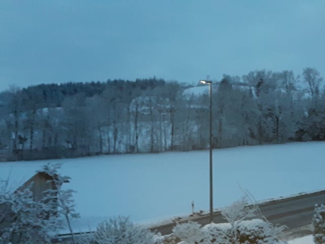 Weisse Landschaft, noch fast dunkel.