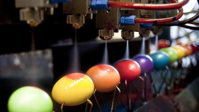 Eier werden mit einer Maschine besprüht Eier werden mit einer Maschine besprüht