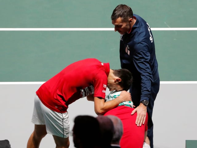 Novak Djokovic, Viktor Troicki und Captain Nenad Zimonjic nach dem Viertelfinal-Aus.