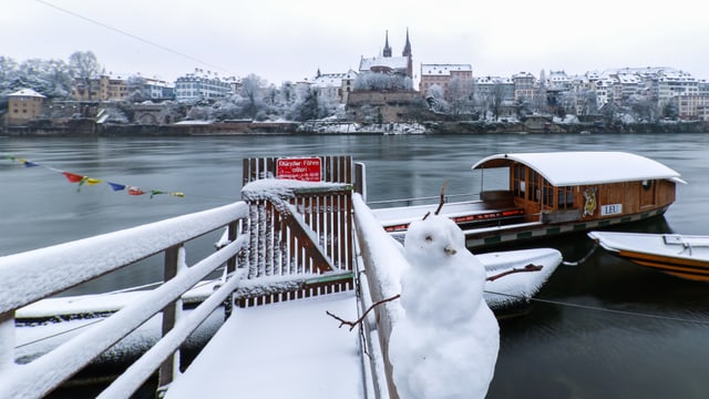 Schneemann vor der Münsterfähre am Rhein in Basel. Schneemann vor der Münsterfähre am Rhein in Basel.