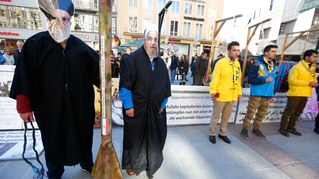 Exil-Iraner protestieren. Exil-Iraner protestieren.