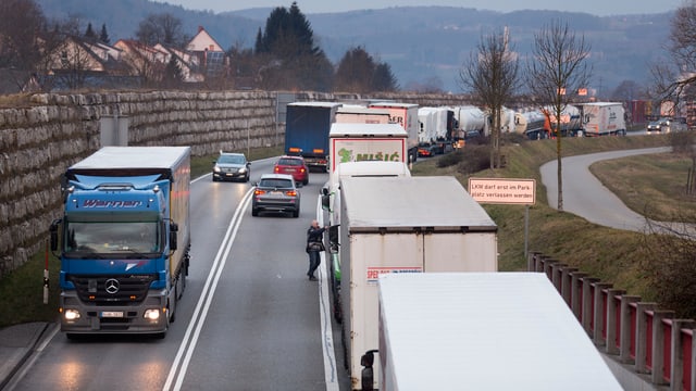 Eine Kolonne von Lastwagen. Eine Kolonne von Lastwagen.