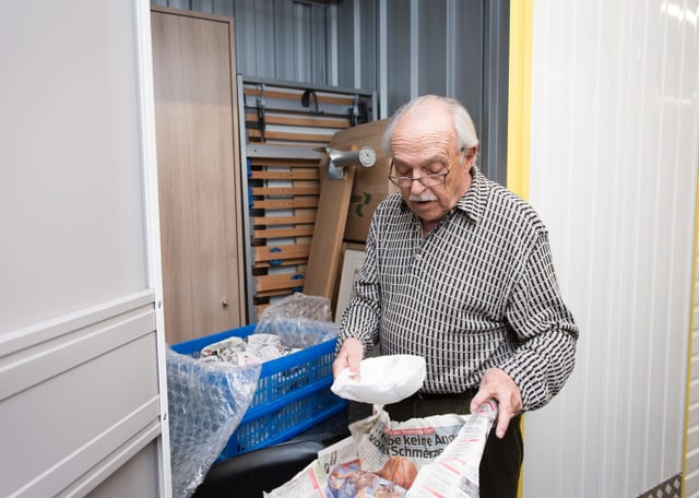 Mann packt Sachen aus Mann packt Sachen aus
