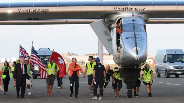 Solar Impulse Flugzeug, darum herum Team-Mitglieder. Solar Impulse Flugzeug, darum herum Team-Mitglieder.