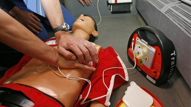 Scolaziun cun ina poppa da duvrar in defibrilatur. Scolaziun cun ina poppa da duvrar in defibrilatur.