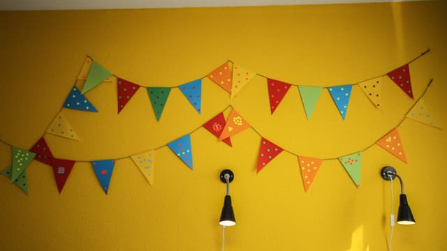 Die farbige Girlande an der gelben Wand ist von Lennie und Lauri selbstgemacht. Die farbige Girlande an der gelben Wand ist von Lennie und Lauri selbstgemacht.