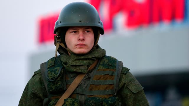 Ein pro-russischer Bewaffneter auf der Krim Ein pro-russischer Bewaffneter auf der Krim