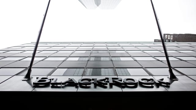 Fassade von Blackrock in New York, Froschperspektive. Fassade von Blackrock in New York, Froschperspektive.