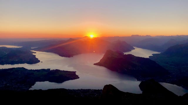 Sonnenaufgang über dem Vierwaldstättersee, aufgenommen vom Pilatus Sonnenaufgang über dem Vierwaldstättersee, aufgenommen vom Pilatus