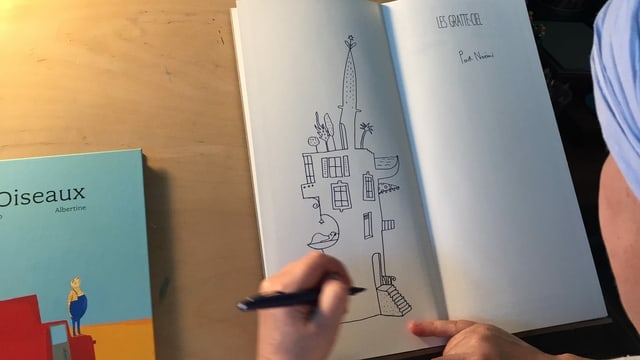 eine Frau, die etwas zeichnet eine Frau, die etwas zeichnet