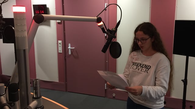 Mädchen vor Mikrofon im Studio Mädchen vor Mikrofon im Studio
