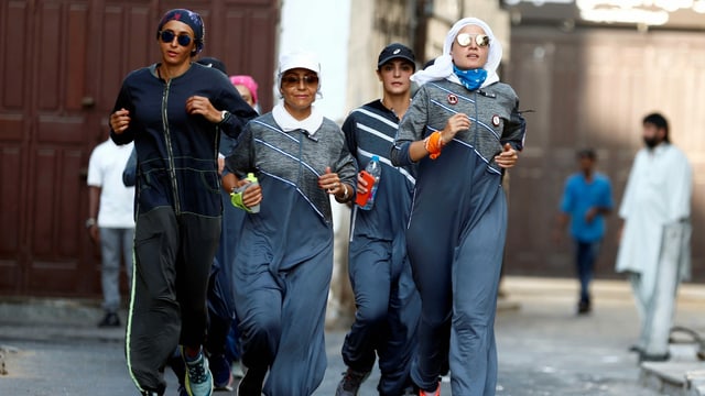 Frauen joggen durch die Strassen in Jeddah. Einige verschleiert, andere nicht. Frauen joggen durch die Strassen in Jeddah. Einige verschleiert, andere nicht.
