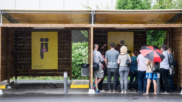 Besucher schauen sich die Sexboxen an am Tag der offenen Tür. Besucher schauen sich die Sexboxen an am Tag der offenen Tür.