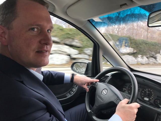 Der Butler Christoph Vochezeter beim Autofahren. Der Butler Christoph Vochezeter beim Autofahren.