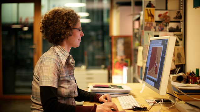 Die Illustratorin Judith Zaugg sitzt vor ihrem Computer. Die Illustratorin Judith Zaugg sitzt vor ihrem Computer.