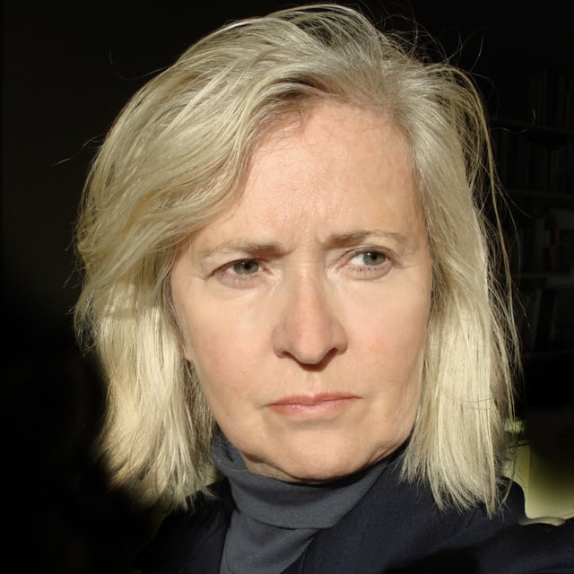 Rosmarie Trockel im Porträt. Rosmarie Trockel im Porträt.
