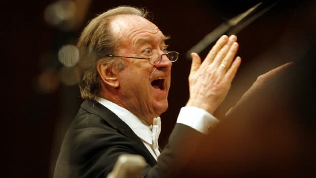 Der Dirigent Nikolaus Harnoncourt in Aktion. Der Dirigent Nikolaus Harnoncourt in Aktion.