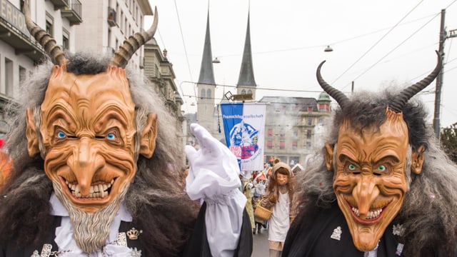 Video «Kulturelle Eigenheiten: Masken (9/29) - gesperrt!» abspielen Video «Kulturelle Eigenheiten: Masken (9/29) - gesperrt!» abspielen
