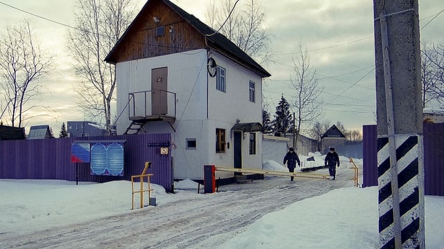 Eingang zum Straflager im verschneiten Russland. Eingang zum Straflager im verschneiten Russland.