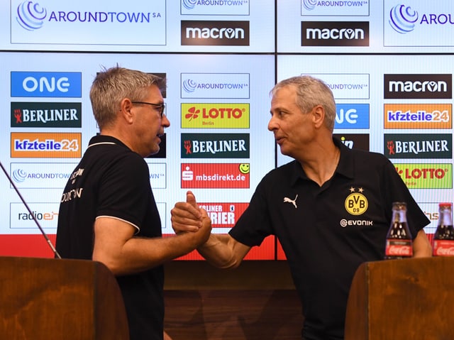 Lucien Favre (r.) gratuliert Urs Fischer zum Sieg. Lucien Favre (r.) gratuliert Urs Fischer zum Sieg.