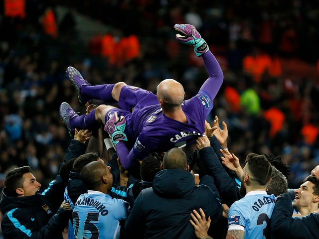 Caballero wird von den Spielern in die Höhe geworfen