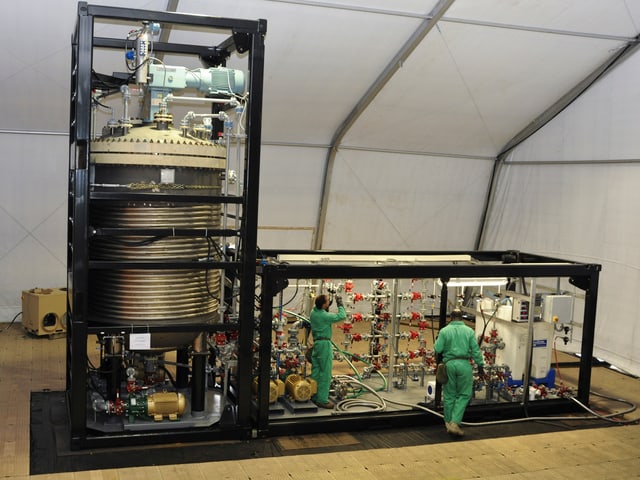 Das Herzstück der Hydrolyse ist in zwei Containern eingebaut. Im linken Container befindet sich ein Titan-Reaktor. Das Herzstück der Hydrolyse ist in zwei Containern eingebaut. Im linken Container befindet sich ein Titan-Reaktor.