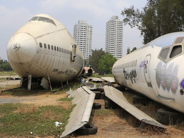 Ein Jumbo-Jet auf einem Flugzeugfriedhof in Bangkok. Ein Jumbo-Jet auf einem Flugzeugfriedhof in Bangkok.