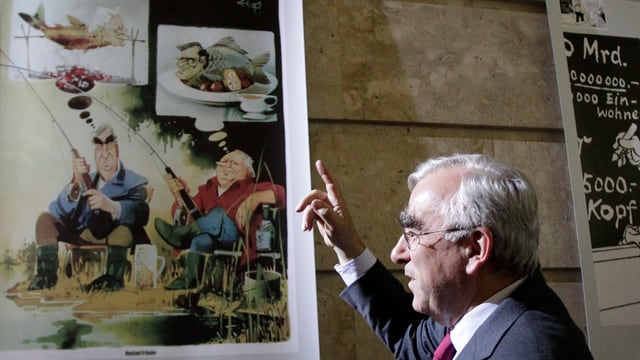 Theo Waigel vor Karikaturen Theo Waigel vor Karikaturen