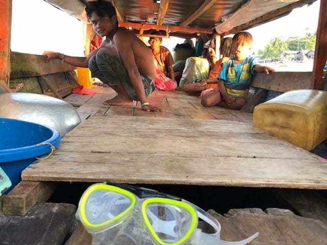 Boot von innen, Taucherbrille im Vordergrund. Boot von innen, Taucherbrille im Vordergrund.
