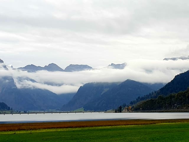 Nebelfelder liegen über dem Wasser, die Wolken am Himmel lockern sich ein wenig auf.