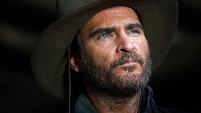 Nahaufnahme eines Cowboys, gespielt von Joaquin Phoenix. Nahaufnahme eines Cowboys, gespielt von Joaquin Phoenix.