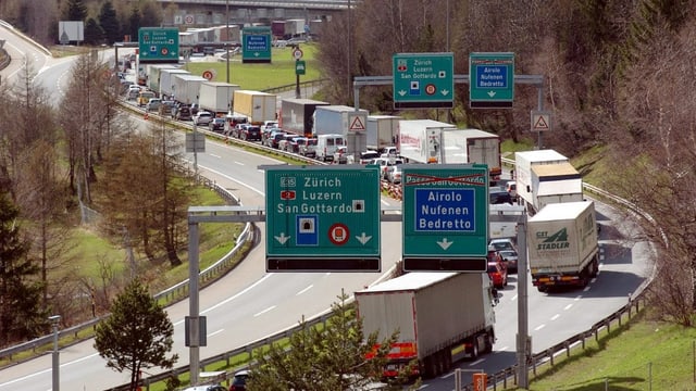 Schwerverkehr vor dem Gotthardtunnel Schwerverkehr vor dem Gotthardtunnel