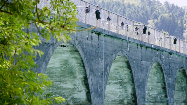 Die Wohleibrücke über dem Wohlensee mit Scheinwerfern Die Wohleibrücke über dem Wohlensee mit Scheinwerfern