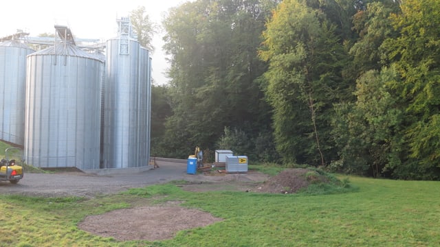 Silos mit Wiese und Wald Silos mit Wiese und Wald